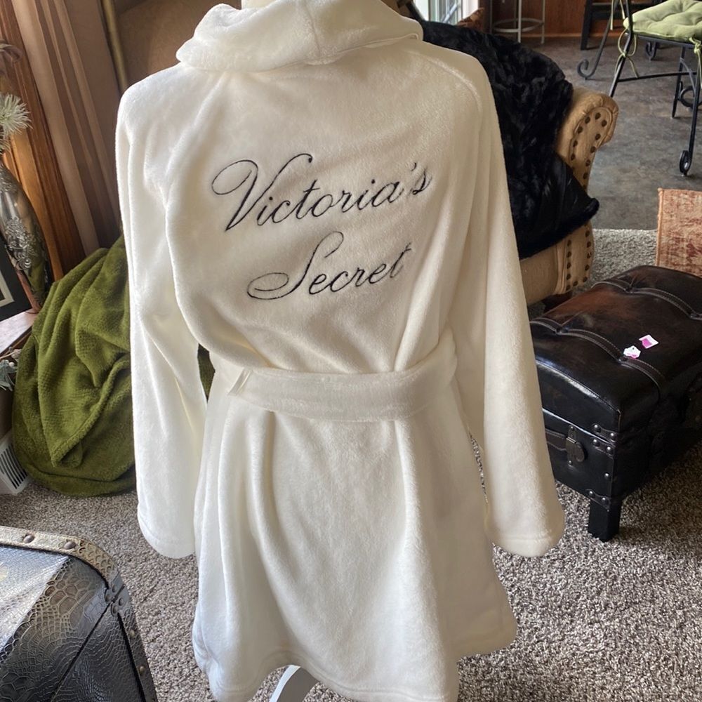 Victoria’s Secret new soft plush white Robe cozy monogram